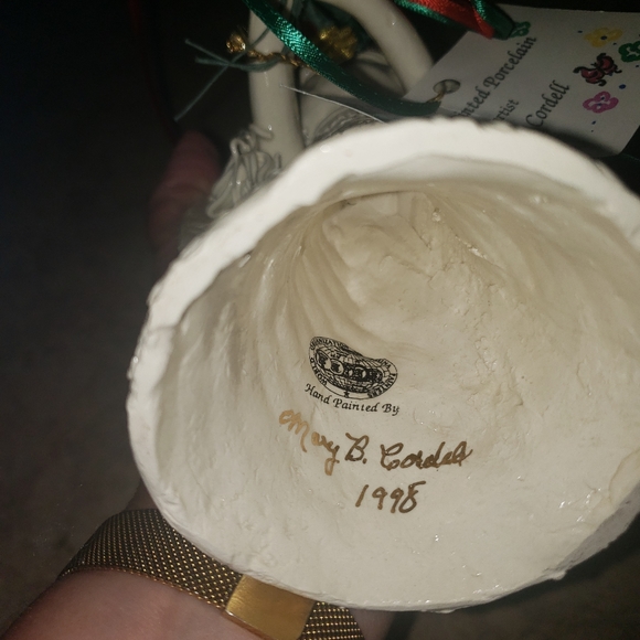 Hand painted porcelain angel by the artist Mary Belle Cordell - Picture 3 of 4